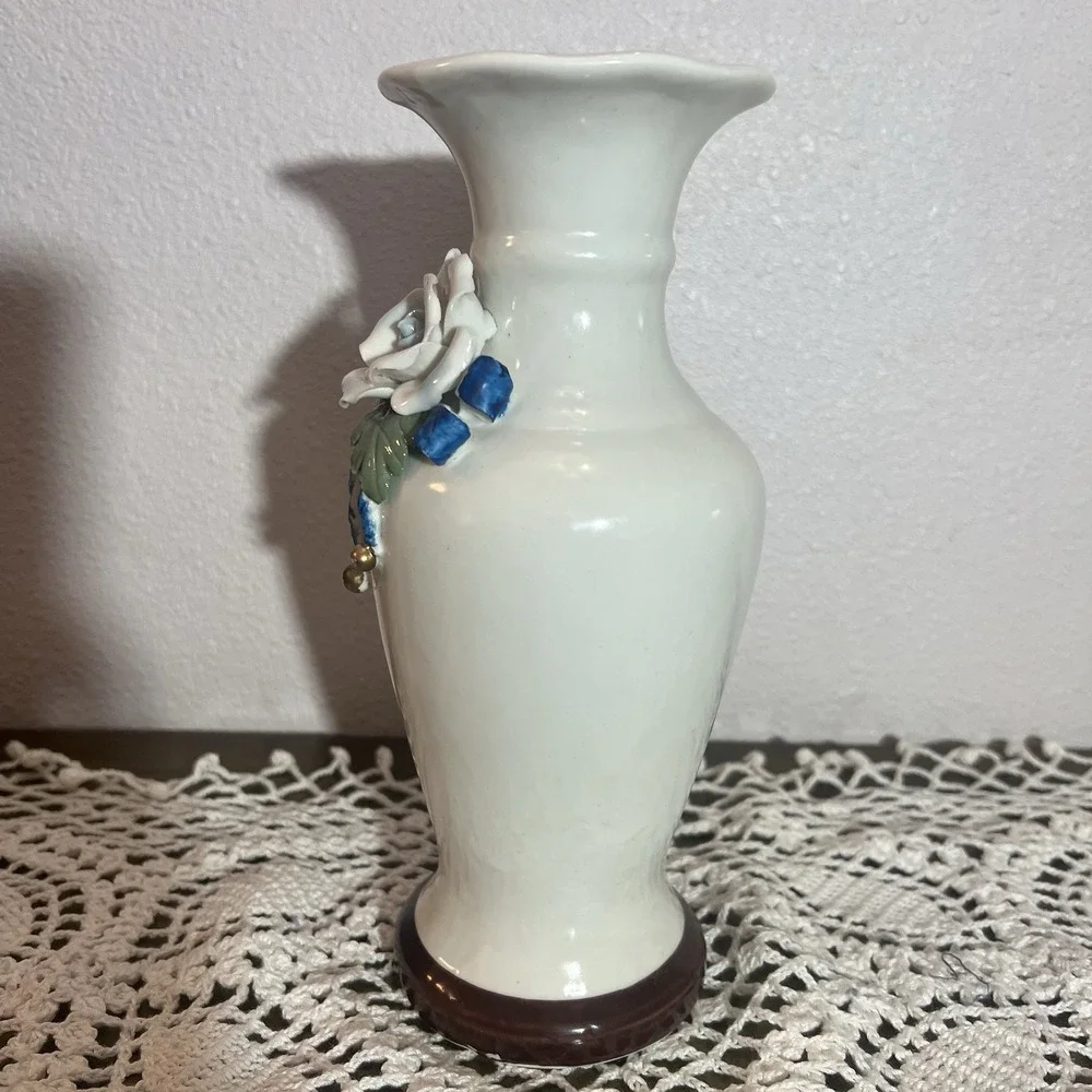 Vintage Floral Bud Vase w/sculpted Flowers. 1970's‎